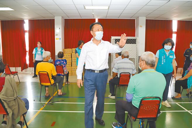 嘉义县长翁章梁昨天前往民雄国中、大林国小视察第四剂疫苗接种情形。（嘉义县政府提供／张亦惠嘉县传真）