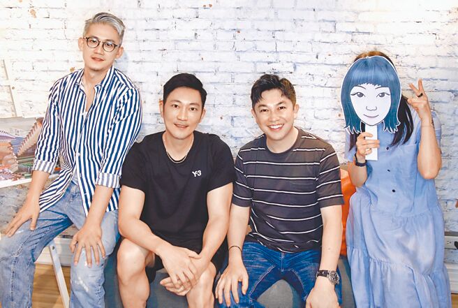 李明川（右二）上Ryan（左起）、崴爷、呛呛梅的Podcast节目分享到大学教书后，遇到最大衝击便是世代隔阂。（梯梯文创提供）