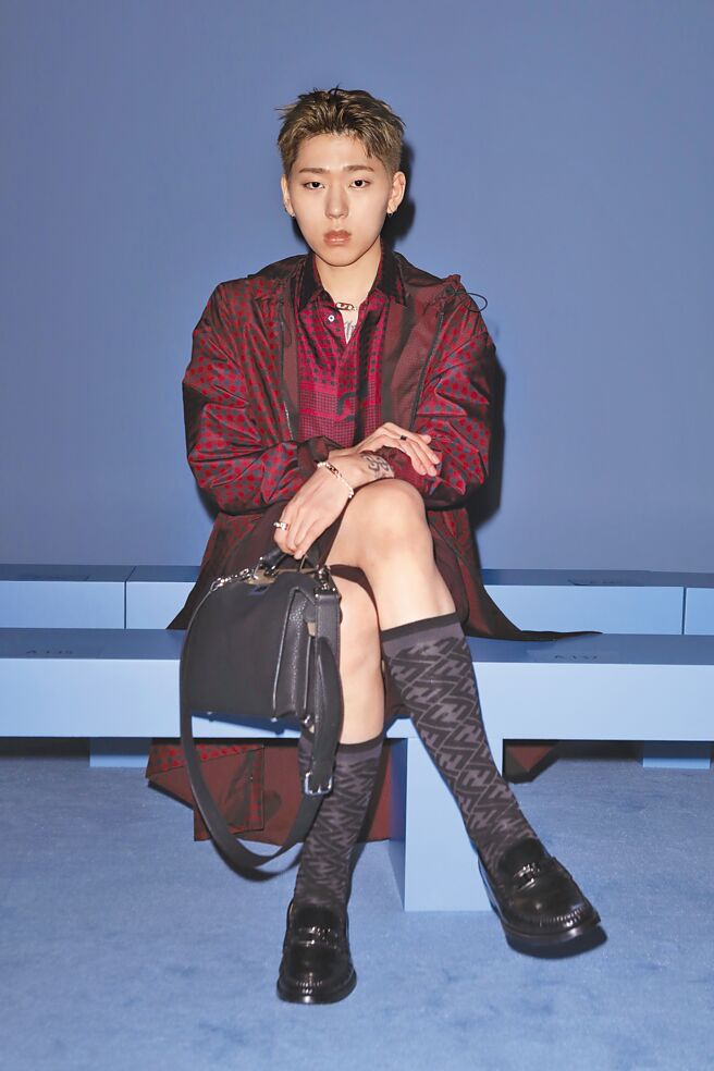 Zico擔任品牌大使首秀，以酒紅色大衣搭配短褲，心機露腿戰鮮肉。（CFP）