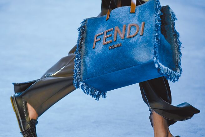 FENDI本季包款運用丹寧抽鬚設計呈現率性狂野的外型。（美聯社）