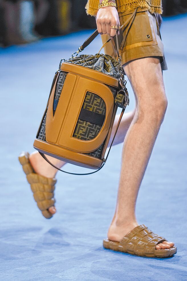FENDI具有一點軍裝元素的水桶包上，擁有以皮革打造的巨型FENDI字母。（美聯社）