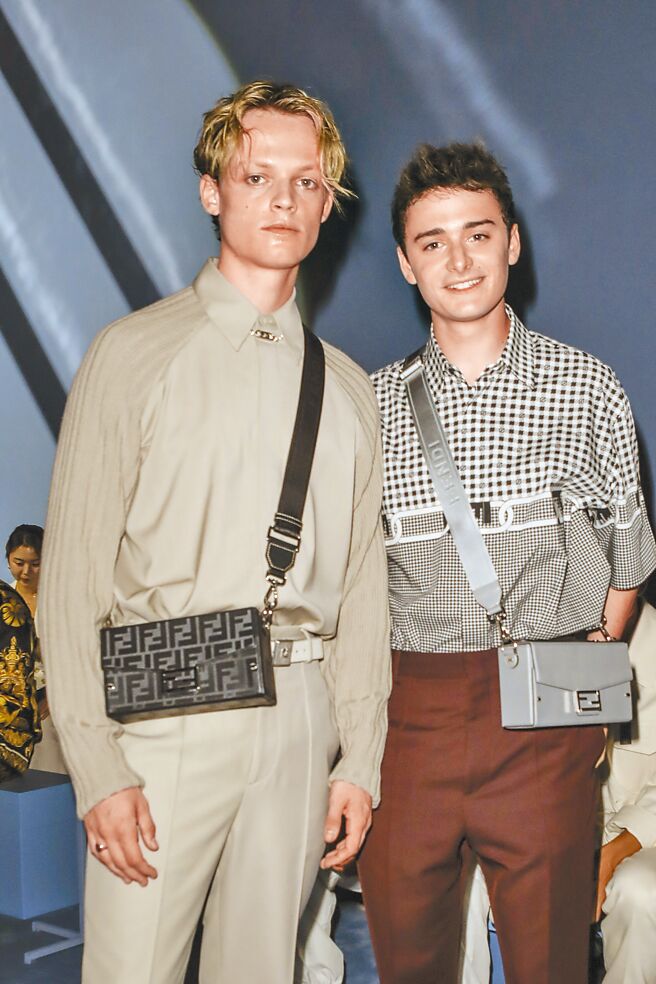 《怪奇物語》中飾演威爾的諾亞施納普（Noah Schnapp，右）、英國演員安森波恩（Anson Boon）一同參加FENDI 2023春夏男裝大秀。（CFP）