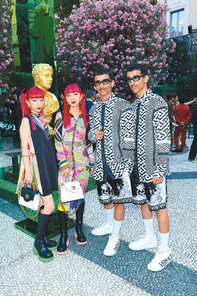 Versace出现两组双胞胎时尚开战，拥有高人气的铃木姊妹、Habdan兄弟一同观赏品牌2023春夏系列。（CFP）