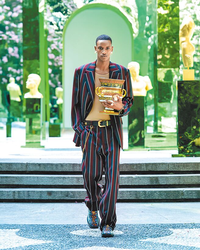 Versace 2023春夏系列，模特儿们抱着品牌家居系列花瓶走上伸展台。（Versace提供）