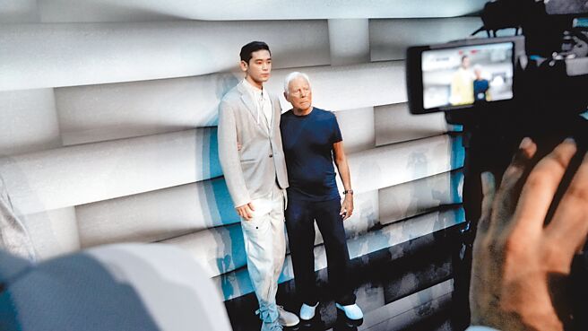 内田雅乐（左）身穿2022 EA春夏米色西装，出席品牌2023春夏男装大秀，与久违的设计师Giorgio Armani相见欢。（内田雅乐提供、封锦祥摄）