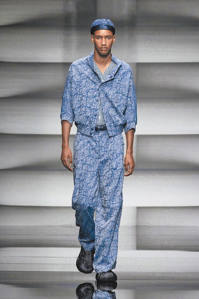 EA春夏以轻薄材质、线条打造出夏日悠閒气息。（EMPORIO ARMANI提供）