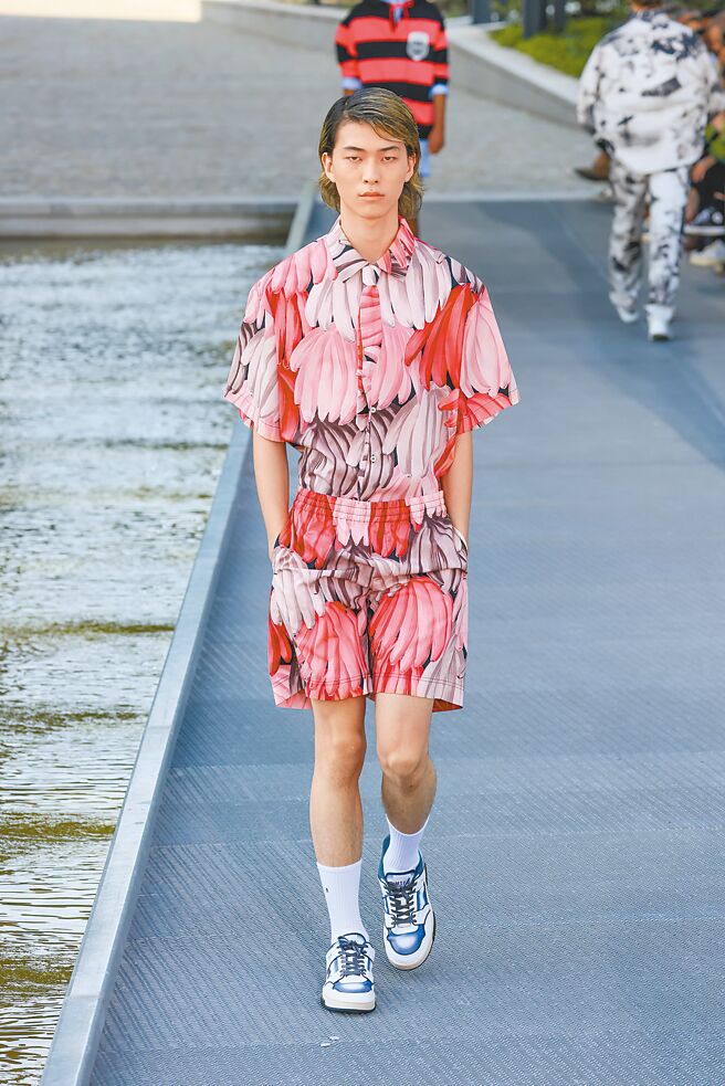 MSGM 2023春夏男装系列，选址于米兰科技数位公司，探讨人性与科技、自然与数位的主题。（CFP）