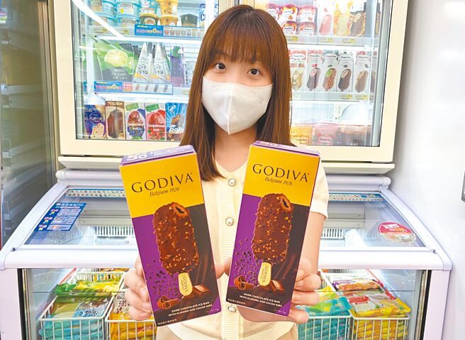 7-11与GODIVA合作开卖「熟可可粒杏仁黑巧克力流心雪糕」，售价99元。（7-11提供）