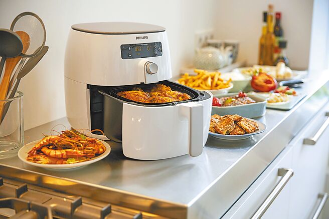 新光三越南西店飞利浦AF健康气炸锅HD9642，福利品价4990元，原价7990元。（新光三越提供）