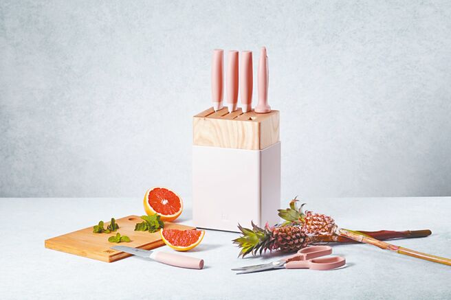 SOGO復兴馆德国双人NOW七件式刀座组＋IH不沾牛奶锅，特价6613元，原价1万3068元。（SOGO提供）