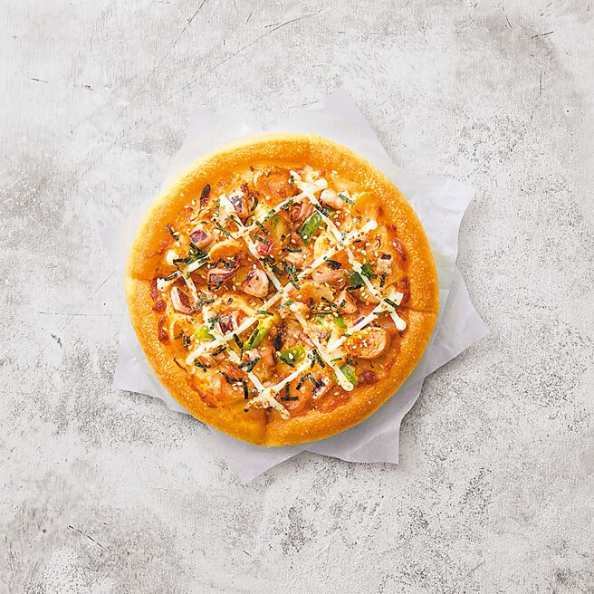 速食店必勝客持續推「你防疫我挺你」行動，除了要送一萬份個人比薩給全台近120間醫療院所，只要到全台任一門市現場點購任一口味個人比薩，不管是超級總匯還是和風章魚燒（見圖）115元。（必勝客提供）