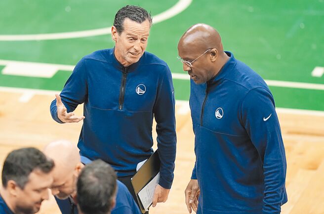 艾金生（左）即将接下麦克布朗离开后的勇士首席助教位置。（美联社资料照片）