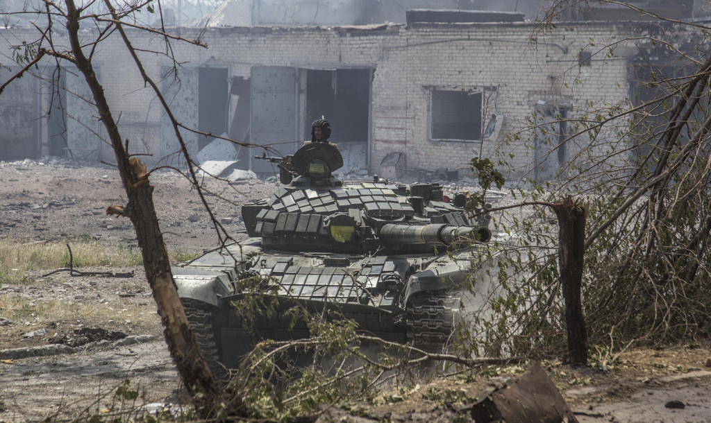 一辆乌克兰坦克6月8日在乌东卢甘斯克（Luhansk）地区的北顿内茨克（Severodonetsk）前线蓄势反击俄军。（美联社）(photo:ChinaTimes)
