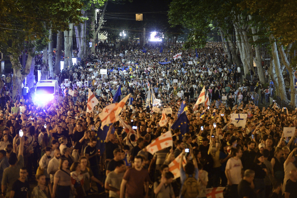 乔治亚今天至少有12万人在首都特比利西上街游行。图/美联社(photo:ChinaTimes)