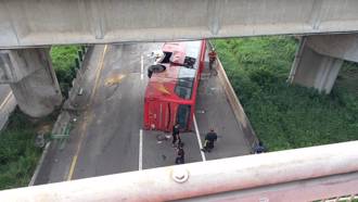 新竹遊覽車意外！翻覆橫躺台68線下方道路 幸無載客無人受傷