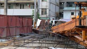 板橋建築工地吊車翻覆 1工人遭吊臂慘壓命危