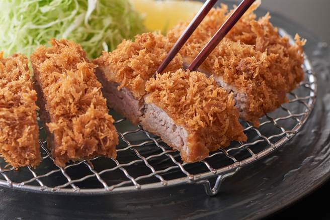 「捷利国际餐饮」旗下各品牌高雄分店推出金曲奖系列优惠活动。邻近颁奖典礼场地高雄巨蛋的「迈泉猪排」对中2两个3则是免费赠送一口猪排一份。（柯宗纬翻摄）