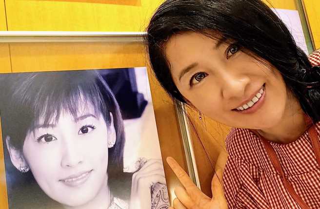 刘珊玲最后一次进老东家凤凰卫视，跟18年前拍的宣传照合影并挥别。(翻摄自刘珊玲脸书)