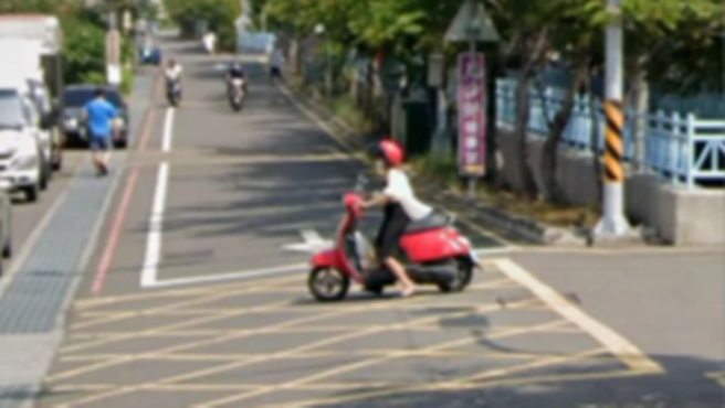 一名男大生上外婆的感情很好，但外婆上月過世，令他無法接受，沒想到某日阿姨在住家附近的google map街景時，驚見外婆騎著紅色機車，往回家的路上。（圖／翻攝自Dcard）