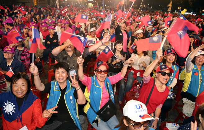 九合一选举将在年底登场。图为2020年，总统大选选前之夜的热情支持者（资料照／姚志平摄）