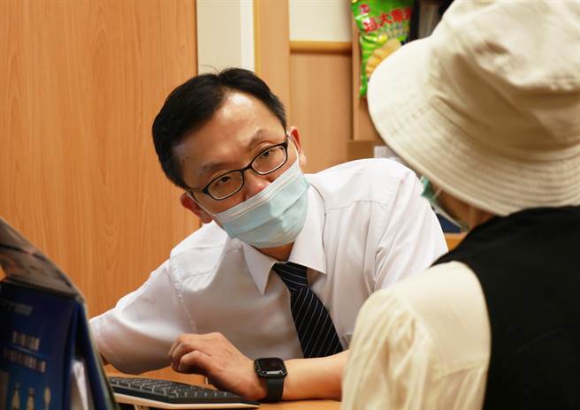 林金瑶主任苦口婆心劝说，罹癌病人终于点头接受治疗。（台中慈济医院提供／陈世宗台中传真）