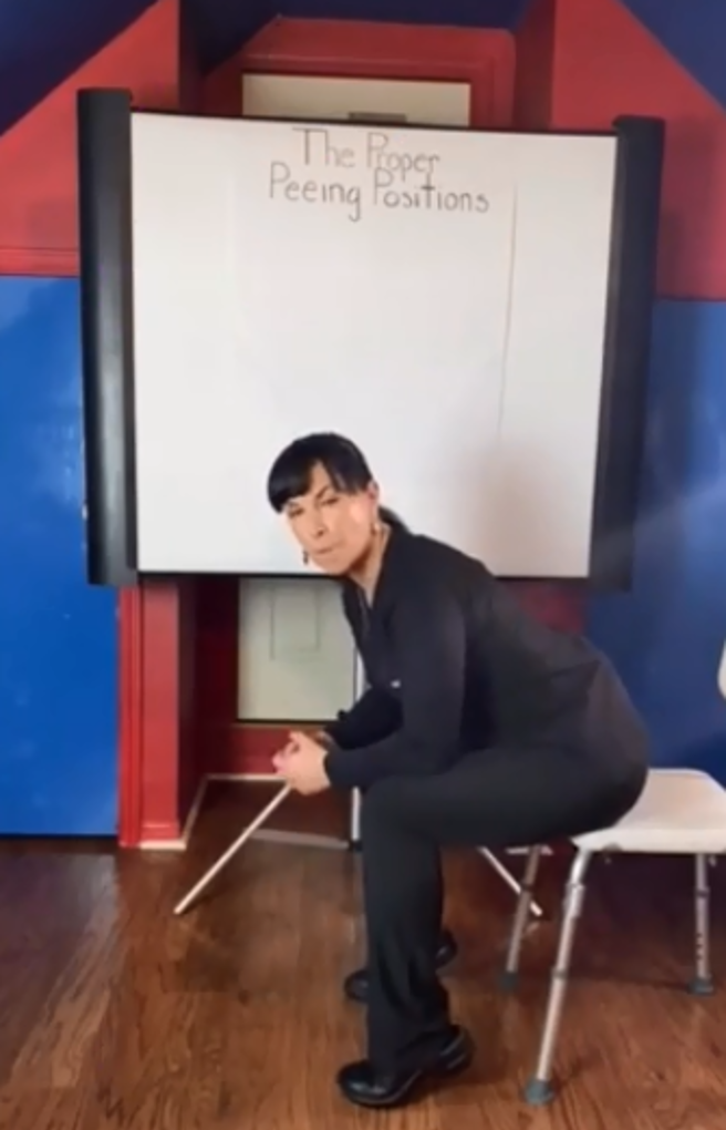 特蕾莎在影片中亲自示范如厕正确姿势。（图／翻摄自tiktok）