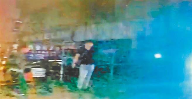 曾姓男子下班走进苓雅区一处巷弄，遭埋伏少年持西瓜刀砍颈致死，杜姓妇人供称只是要教训先生，但高雄地检署根据相关证据，依杀人罪起诉杜女及杨男，并依教唆、儿少法等加重刑期。（本报资料照片／袁庭尧高雄传真）