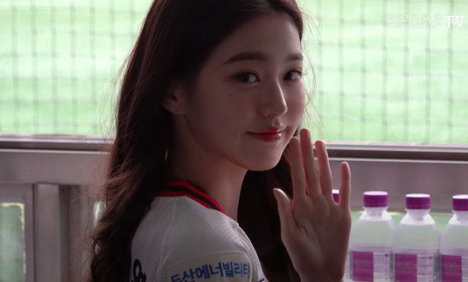 张员瑛对着镜头露出招牌笑容也融化许多人。（图／YOUTUBE）