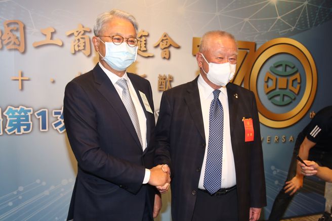 工商協進會21日舉辦會員大會，會長林伯豐（右）與台新金控董事長吳東亮（左）在會前握手致意。（杜宜諳攝）