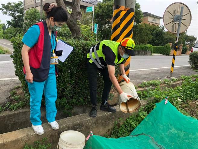 衛生局提醒，民眾務必落實「巡、倒、清、刷」，仔細巡視家戶內外積水容器，將積水倒掉。（桃園市衛生局提供／陳夢茹桃園傳真）