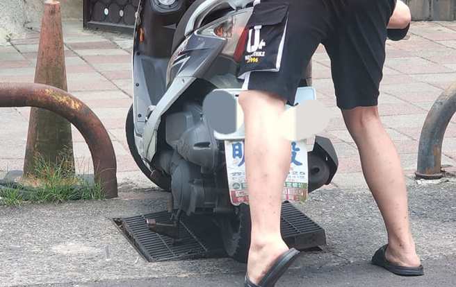 騎車亂停水溝蓋釀悲劇，不少過來人崩潰喊再也不敢了。（圖／翻攝自爆廢公社）