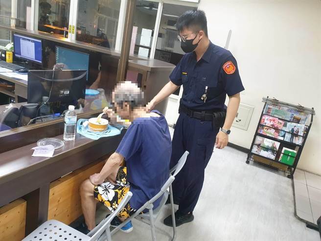 員警「視若己親」自掏腰包買碗熱粥給老翁果腹，並提供礦泉水給老翁補充水份。（警方提供／陳世宗台中傳真）
