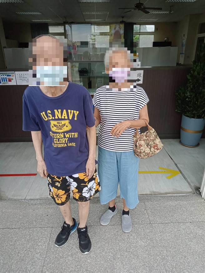 張姓老翁的太太隔天到安寧派出所接丈夫回桃園。（警方提供／陳世宗台中傳真）