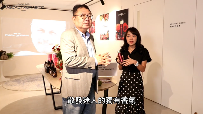 Pascal亞洲總代理董事長David(左)、Dephie美國代購直播主貝貝(右)在活動現場推薦給直播粉絲們。(圖/采棠國際提供)