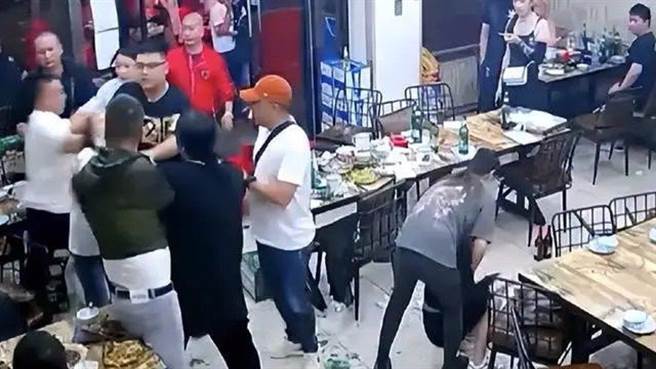 震惊大陆舆论的唐山烧烤店殴打案，河北警方21日发布最新通报。（截自微博）