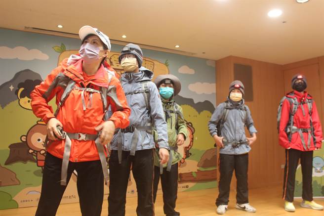 新北市教育局舉辦「登山安全宣導影片」首映會，邀請烏來國中小師生上演登山行動劇，提醒大家登山必備物品有哪些。（陳慰慈攝）