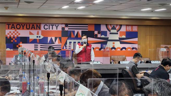 桃園市長鄭文燦完成7天隔離期，21日解隔正式上班，大讚桃確診居家照顧貼心，笑言自己瘦了一點。(蔡依珍攝)