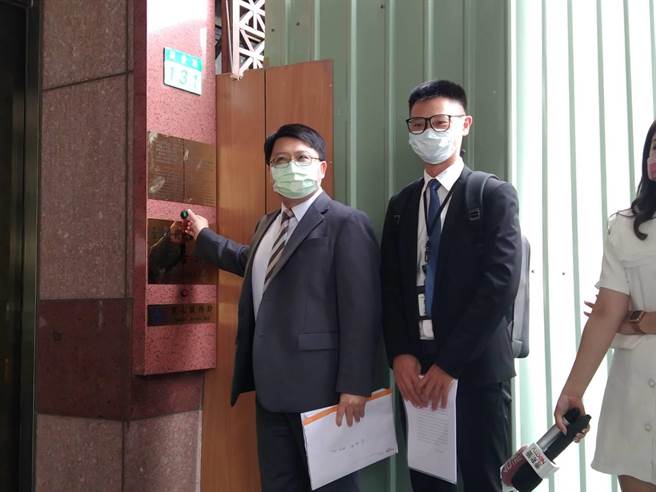 律師盧明軒（左）21日在北檢代台開小股東說明（陳志賢攝）