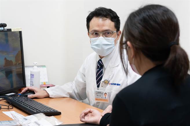 光田综合医院中医部主任蔡岳廷提醒，中重症与慢性病患者，要小心康復后的长新冠症状。（光田医院提供／陈世宗台中传真）