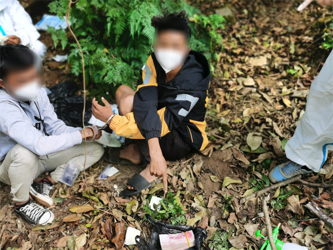 雲南摧毀境外偷渡集團抓獲323嫌蛇頭引渡回大陸。圖為偷渡嫌疑人指認現場。（大陸國家移民管理局）
