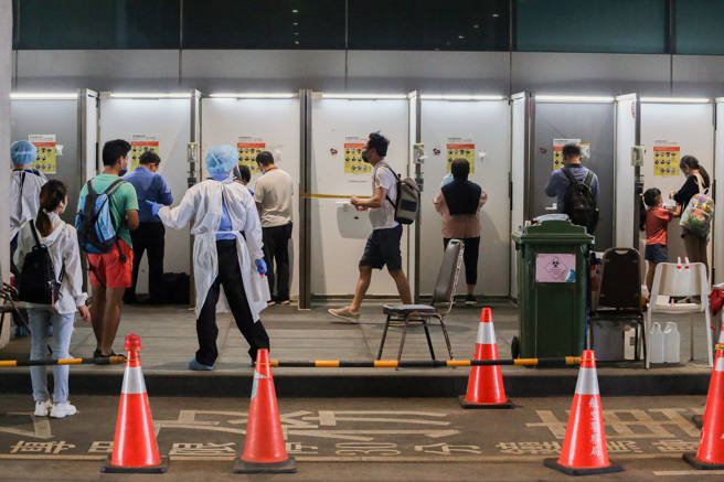 桃园机场入境旅客在提领行李后前往入境唾液採检处採检。（陈麒全摄）