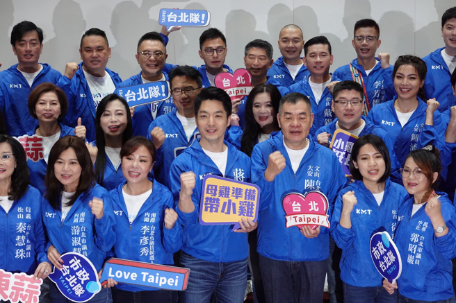 国民党台北市长参选人讲万安21日前往台北市议会，与党籍市议员参选人拍摄选举形象照。（姚志平摄）