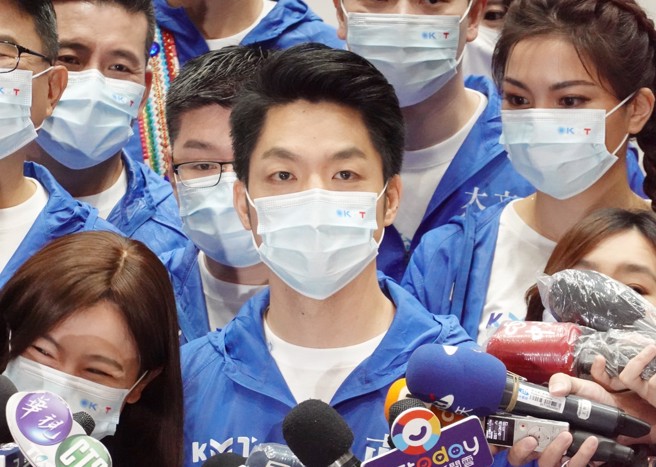 国民党台北市长参选人讲万安21日前往台北市议会，与党籍市议员参选人拍摄选举形象照。（姚志平摄）