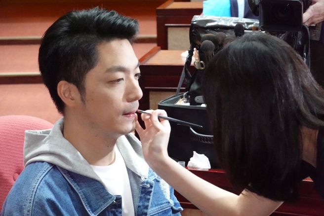 国民党台北市长参选人讲万安21日前往台北市议会，与党籍市议员参选人拍摄选举形象照。（姚志平摄）