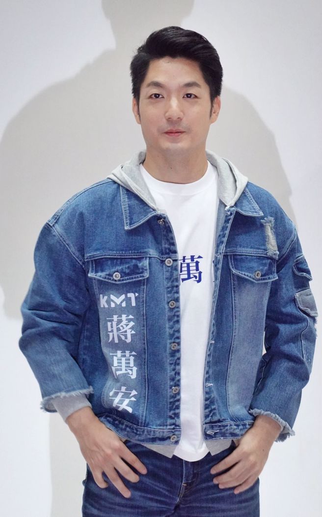 国民党台北市长参选人讲万安21日前往台北市议会，与党籍市议员参选人拍摄选举形象照。（姚志平摄）