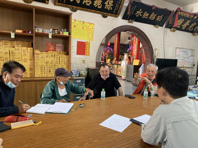 造訪蕭壠舊社當地進行田野訪談。(圖／吉貝耍部落段洪坤老師 提供)