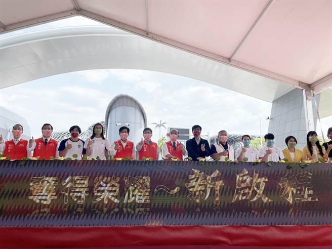 国训中心新建大门启用暨国家运动科学中心筹备处揭牌仪式。（洪靖宜摄）