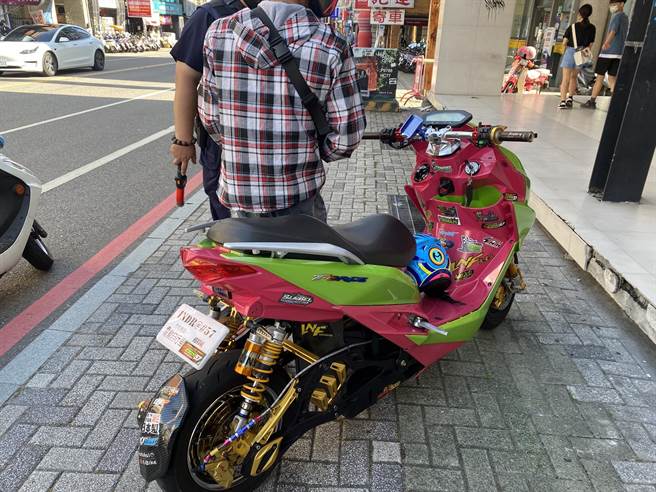 台南市警察局上周末针对拼装电动自行车违规上路，连3天强力取缔。(警方提供／曹婷婷台南传真)