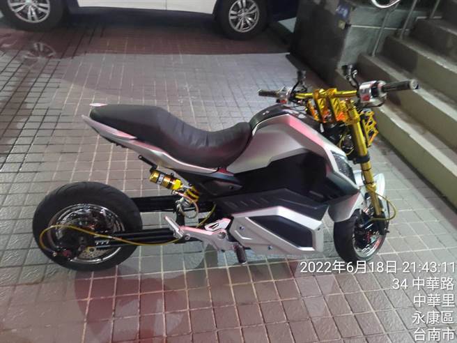 台南市警察局上周末针对拼装电动自行车违规上路，连3天强力取缔。(警方提供／曹婷婷台南传真)