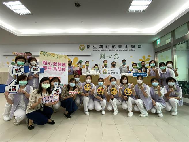 立法院副院長蔡其昌攜手企業界共同捐贈1500件P1防護衣給衛福部台中醫院，並與醫護同仁合影留念。（馮惠宜攝）